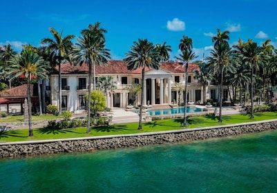 Miami: Private Luxury Boat Charter with a Captain
