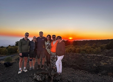 Taormina: Tour dell'Etna al tramonto con visita alla grotta e degustazione