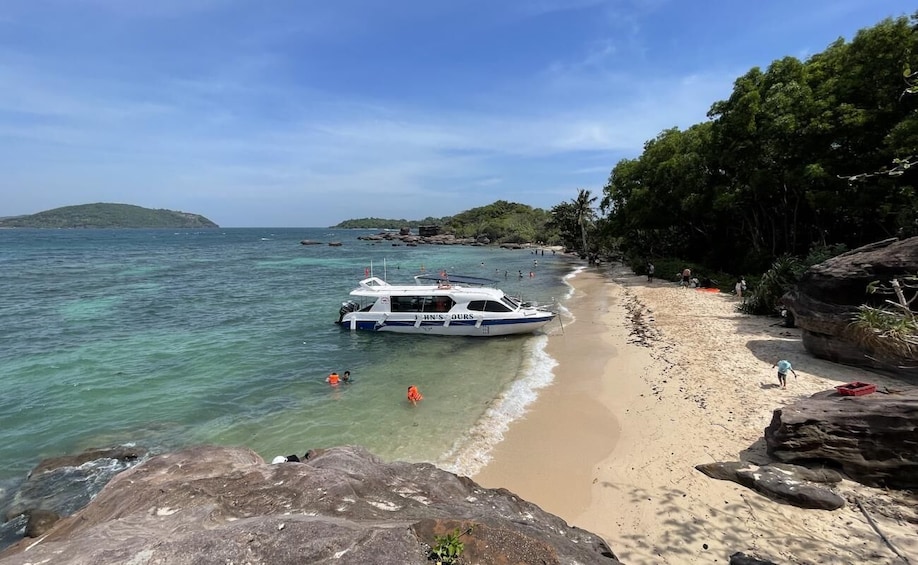 Snorkeling Beach Day Tour Finger Nail Island Gam Ghi May Rut Islands