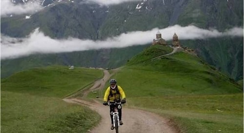 Ciclismo fuori strada verso il Monte Kazbegi
