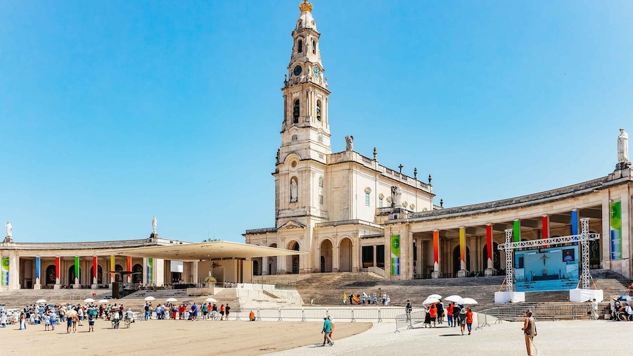 From Lisbon: Fatima, Obidos, Batalha and Nazaré Group Tour