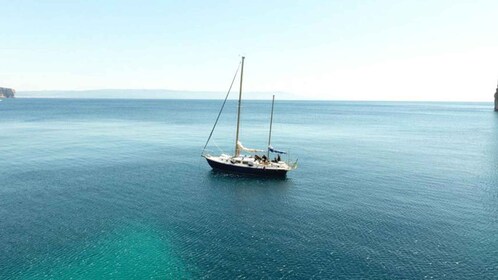 Alghero: Excursión en velero de día completo