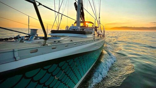 Knysna Sunset Sailing Cruise mit Light Dinner und Wein