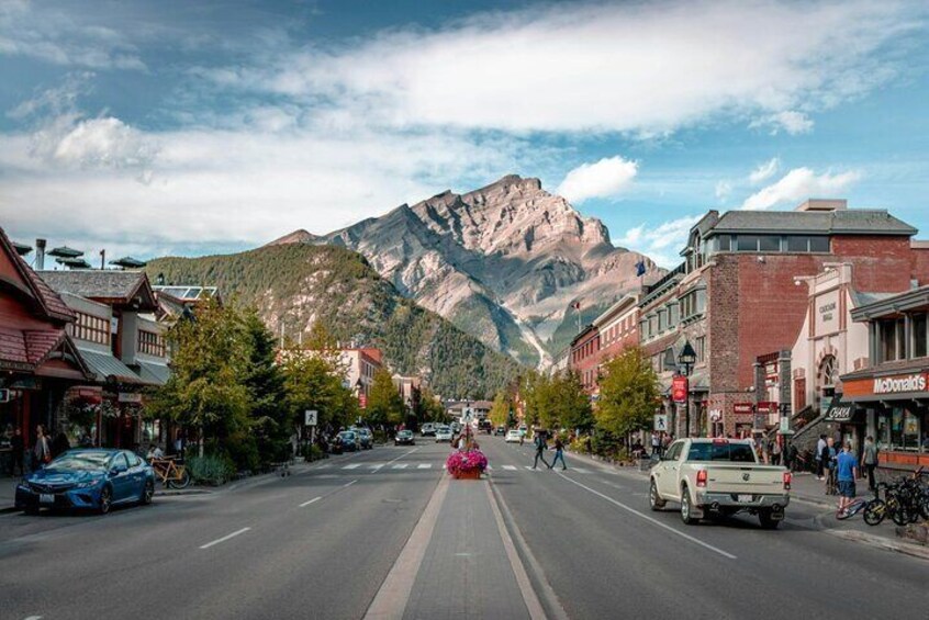 Day Tour to Banff Gondola Hot Springs Johnston Canyon