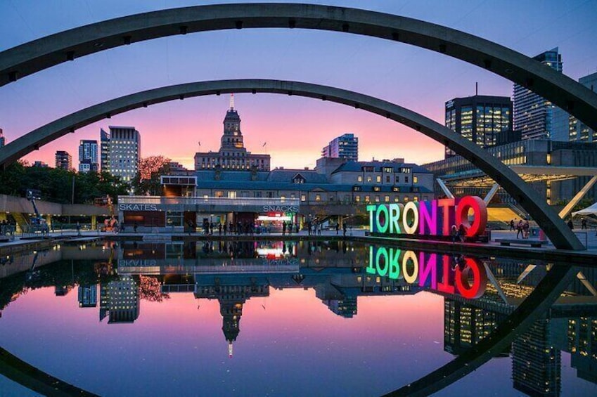 Walking Tour Visit in Toronto with Licensed Guide