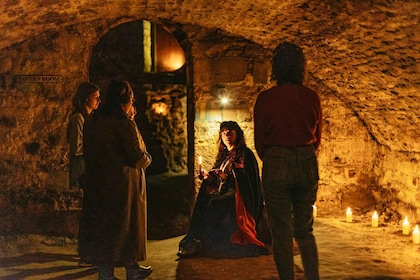 Edinburgh: Underground Vaults Evening Ghost Tour with Whisky