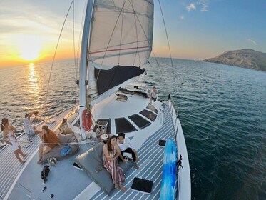 Phuket: Koralleninsel-Katamaranfahrt mit Abendessen bei Sonnenuntergang