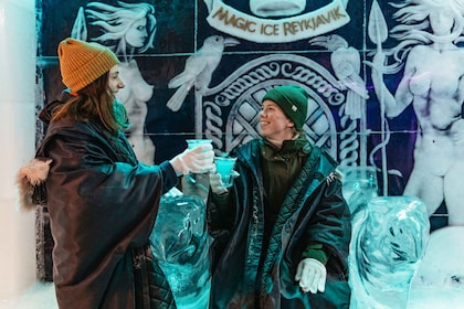 Reykjavik: Magic Ice Bar sisäänpääsy ja tervetuliaisdrinkki.