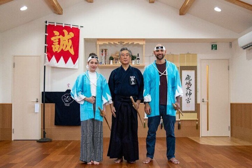You can take photos wearing the Shinsengumi's uniform “Dandara Baori”.