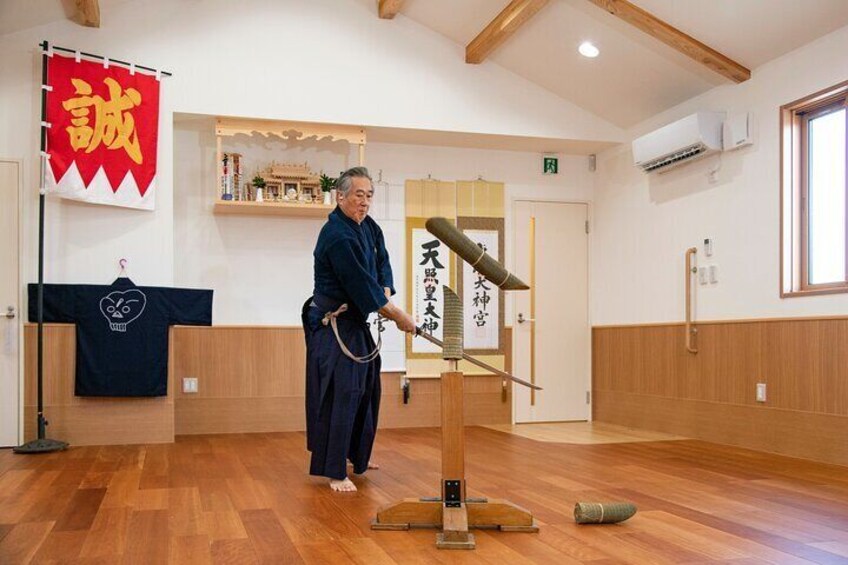 Try cutting with a Japanese sword that embodies the samurai spirit.