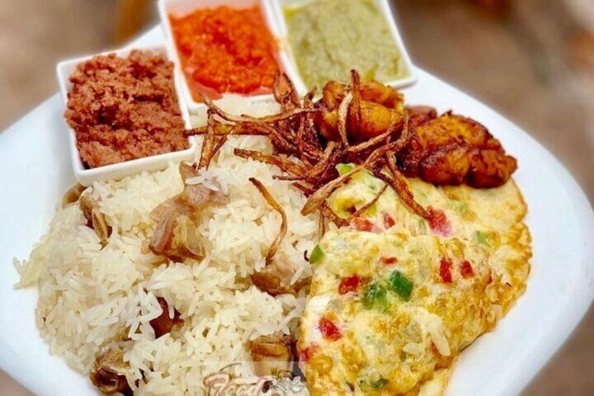 Braised rice with omelette and spicy sauce.