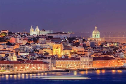 Lisboa: Privat kveldstur med middagsshow med fado