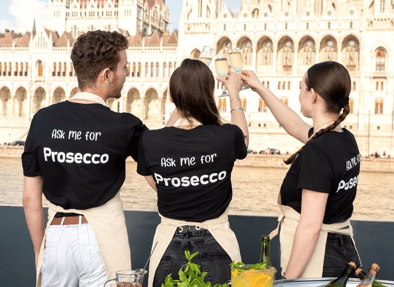 Budapest: Evening Sightseeing Cruise with Unlimited Prosecco