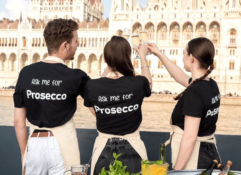 Budapest: Evening Sightseeing Cruise with Unlimited Prosecco