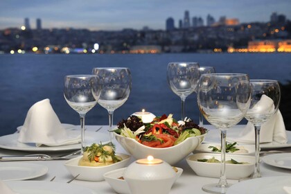 Istanbul: Romantic Dinner Cruise with Entertainment