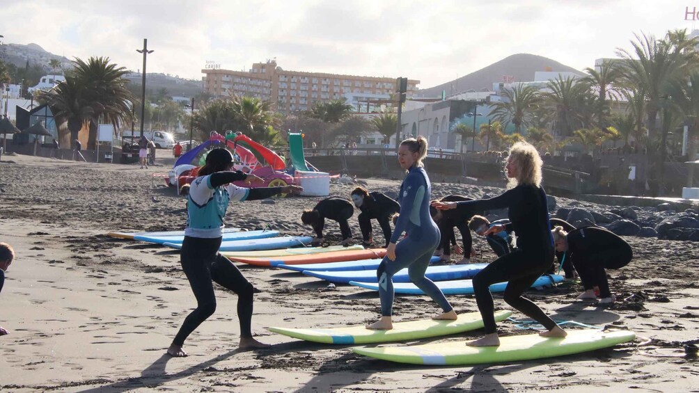 Playa de Las Americas: Surfing Group Lesson with equipment