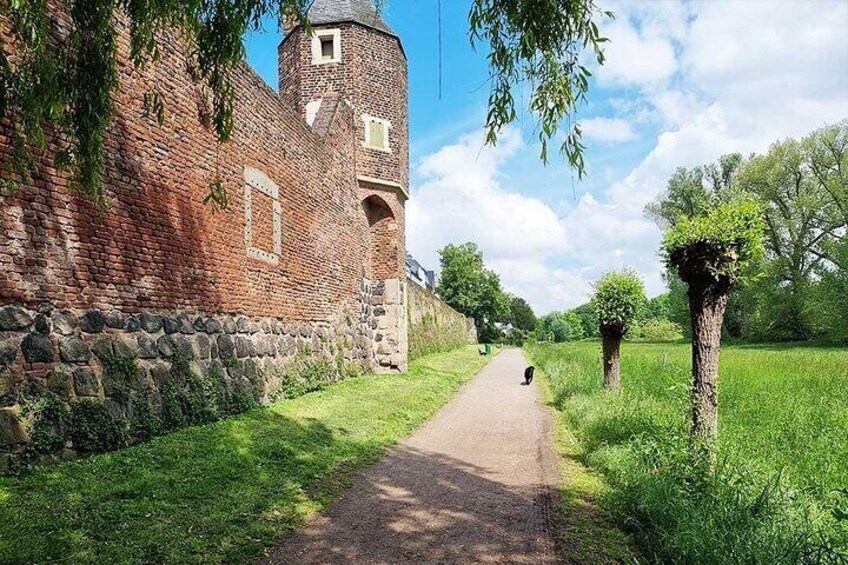 Private audio book city rally around the fortress Zons in Dormagen