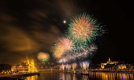 Fireworks Gala Dinner With Bar Piano