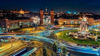 Barcelona Night Tour With Magic Fountain Show & Cocktail