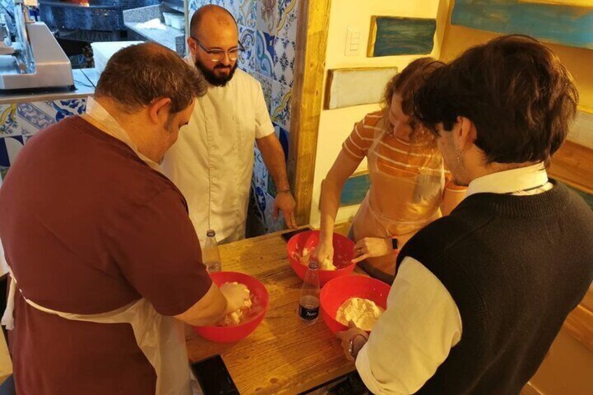 Naples: Authentic Italian Pizza Making Class with local pizzaiolo