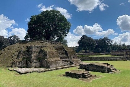 Tour in Iximché: Spiritual Ritual with a Mayan Priest