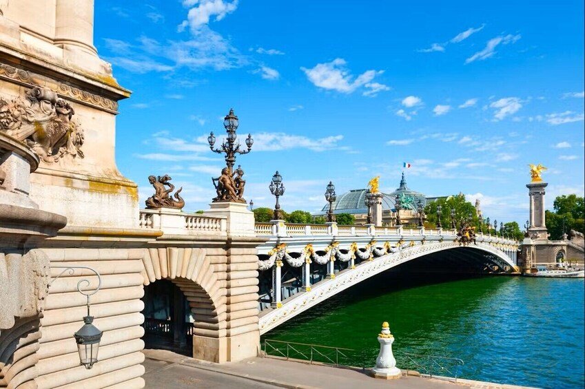 Paris insider's tour with Seine sightseeing cruise