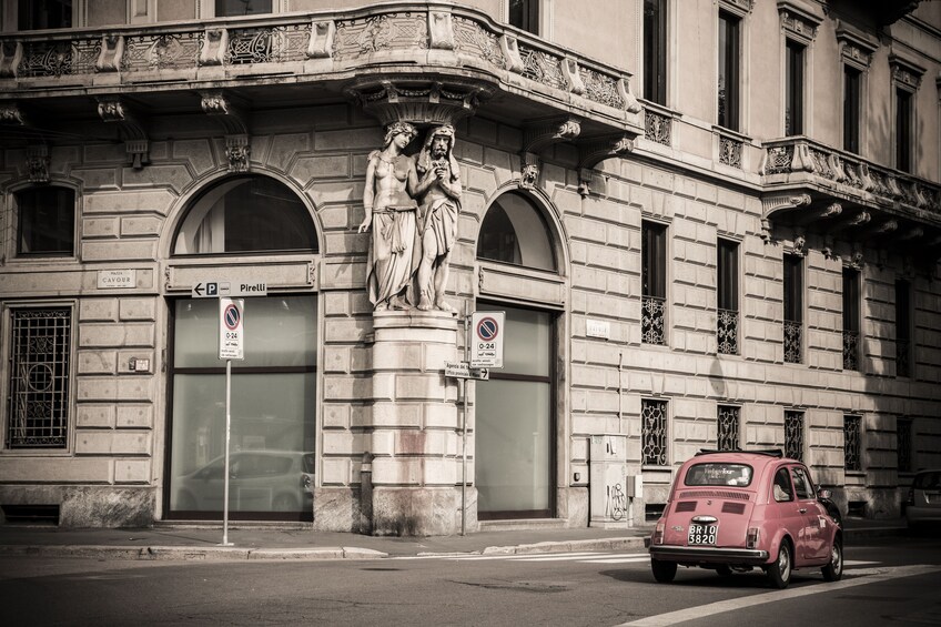 Milan: Fast Tour by Vintage Red Fiat 500 (30 mins, no stop)