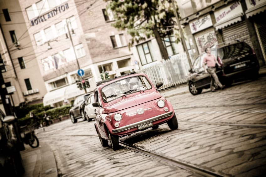 Milan: Central City Tour by Vintage Fiat 500 (2 hs, 2 stops)