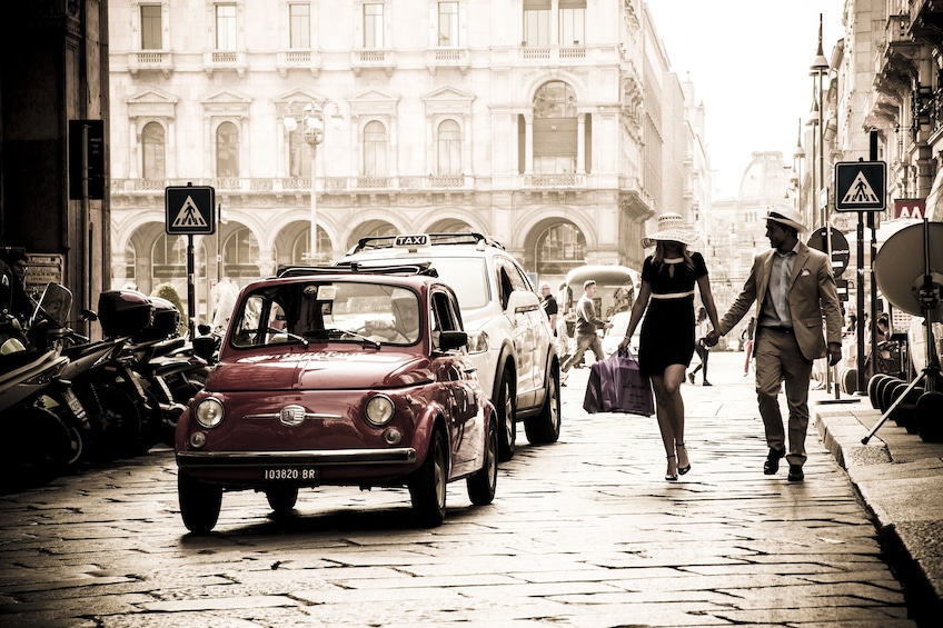 Milan: Central City Tour by Vintage Fiat 500 (2 hs, 2 stops)