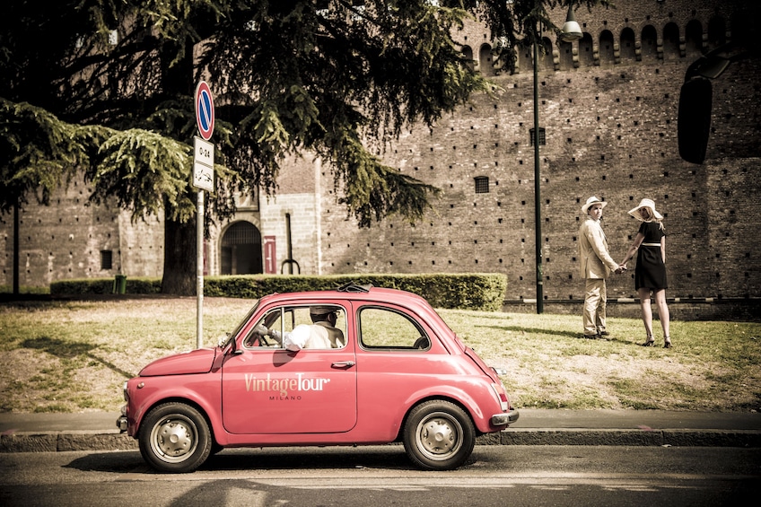 Milan: Central City Tour by Vintage Fiat 500 (2 hs, 2 stops)