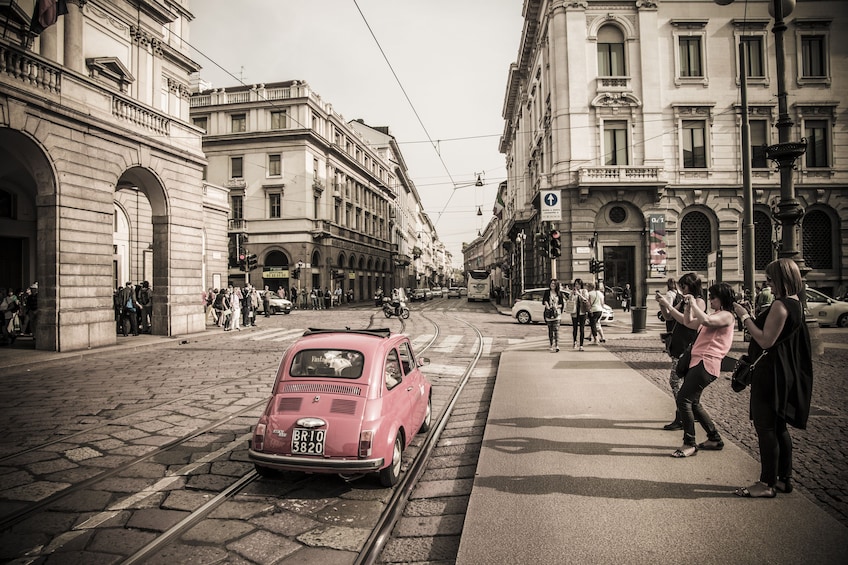 Milan: Central City Tour by Vintage Fiat 500 (2 hs, 2 stops)