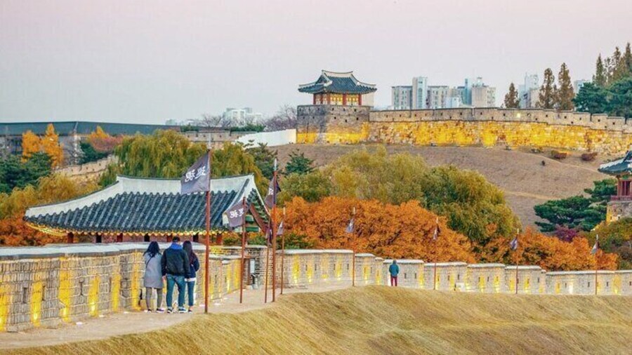 Suwon Hwaseong Fortress & Jangtaesan Full-Day Tour: Autumn Leaves