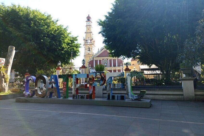 Take a photo with the Parish of San Jerónimo in the background