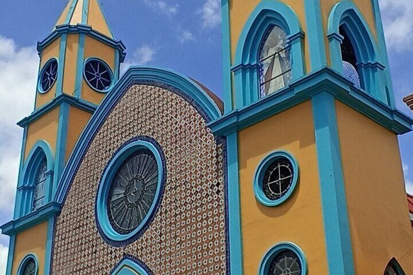 Admire the great architecture of its picturesque churches