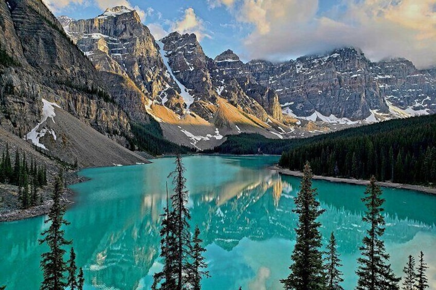 Moraine Lake and Lake Louise tour from Canmore or Banff