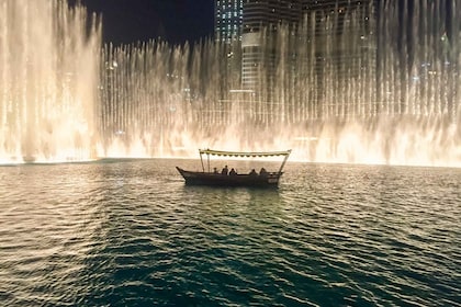 Dubaï : spectacle de fontaines et balade sur le lac Burj en bateau traditio...