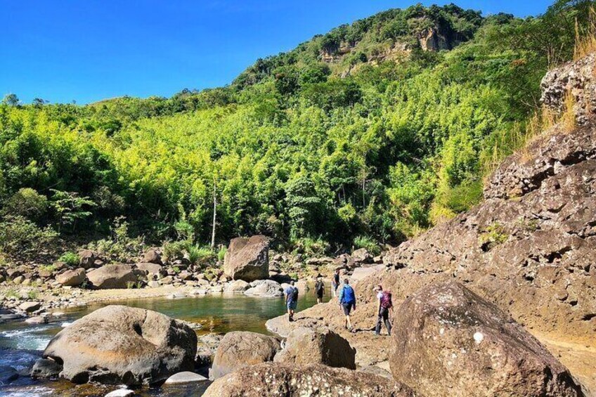 Hiking along the Sigatoka river