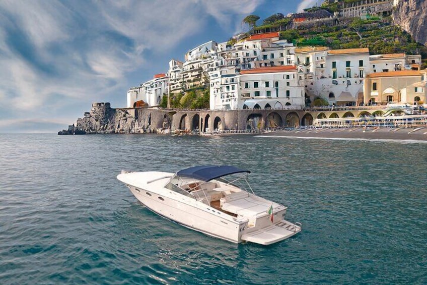 Capri Exclusive Private boat tour with City Visit and Brunch 