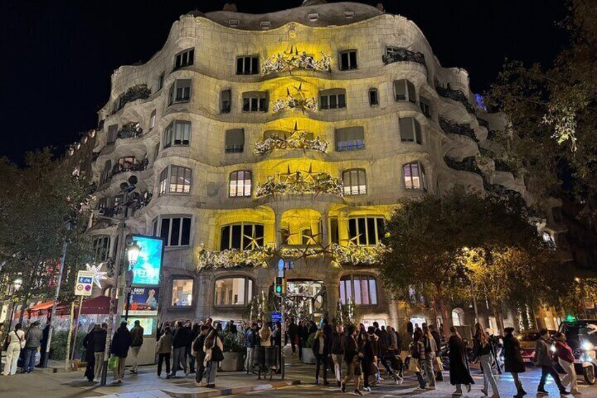 Barcelona: Christmas Eixample Bites - Tapas & Wine Tasting Tour 