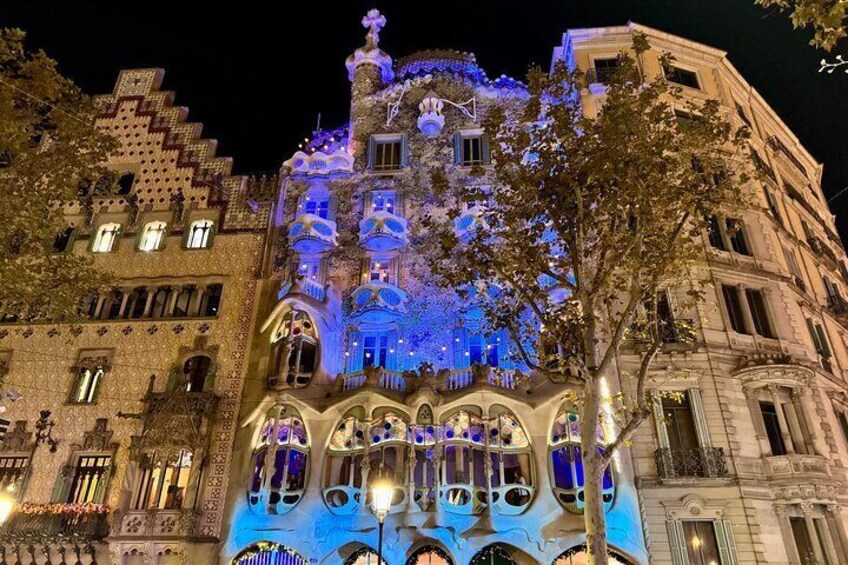 Barcelona: Christmas Eixample Bites - Tapas & Wine Tasting Tour 