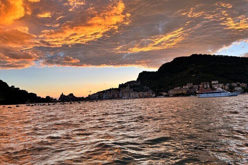 4-Hour Guided Boat Tour with Aperitif at Sunset in Spezia