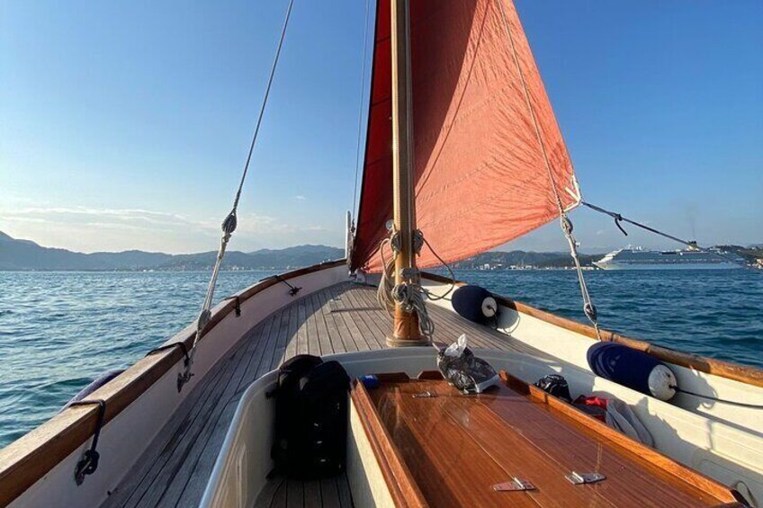 4-Hour Guided Boat Tour with Aperitif at Sunset in Spezia