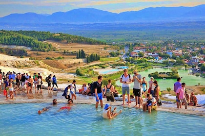 Von Kusadasi aus: Pamukkale & Hierapolis Tour mit Eintrittskarte