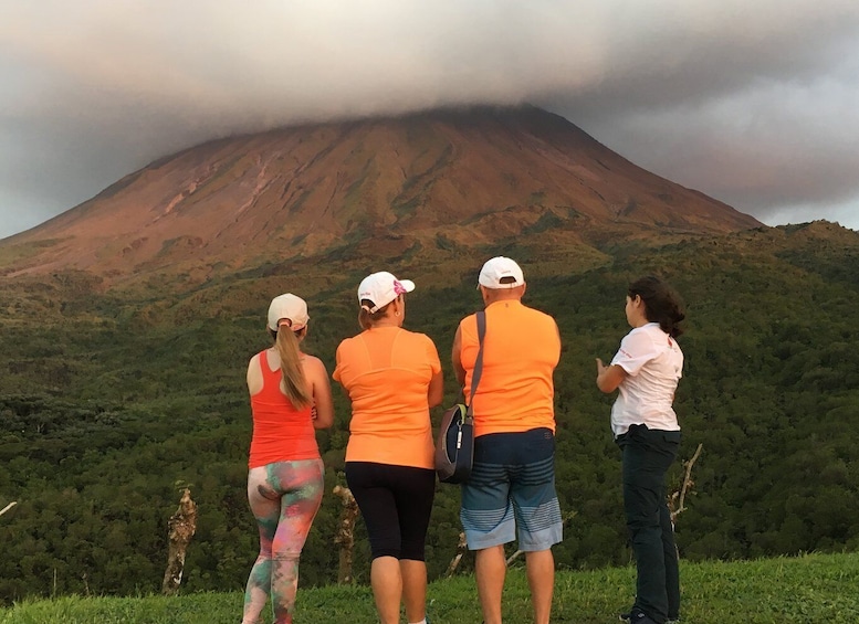 La Fortuna: Arenal Volcano and Waterfall Tour with Lunch