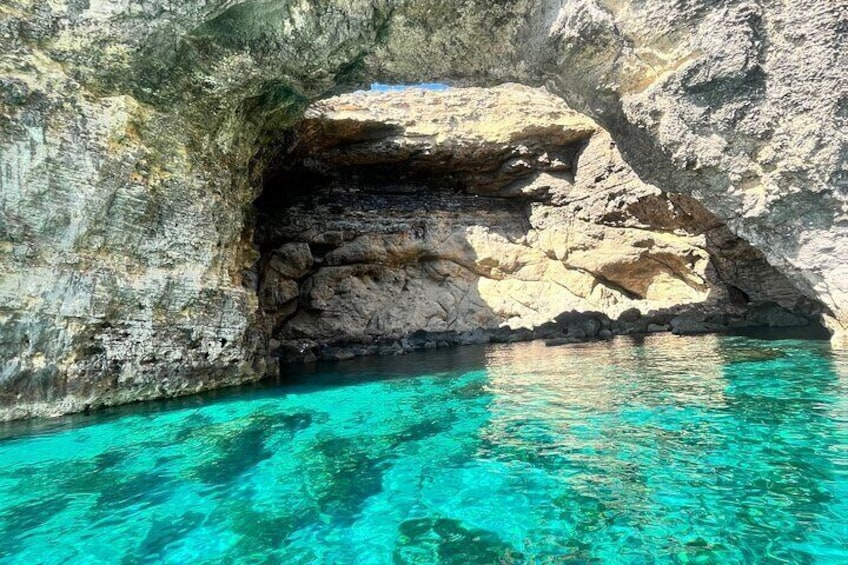 Private Boat Charter in Blue Lagoon Comino Highlights and Caves