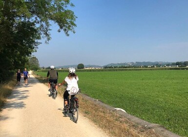 村莊和中世紀城堡之間的電動自行車冒險