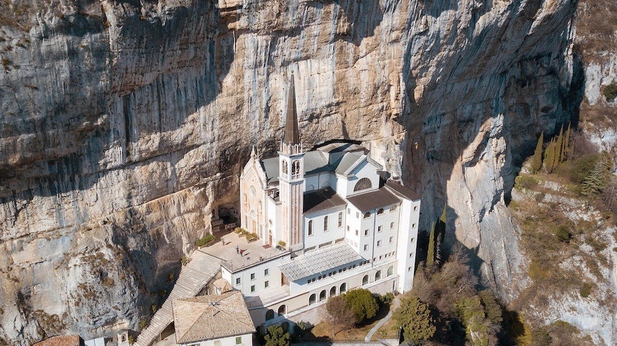Verona: Madonna della Corona Sanctuary Walking Tour