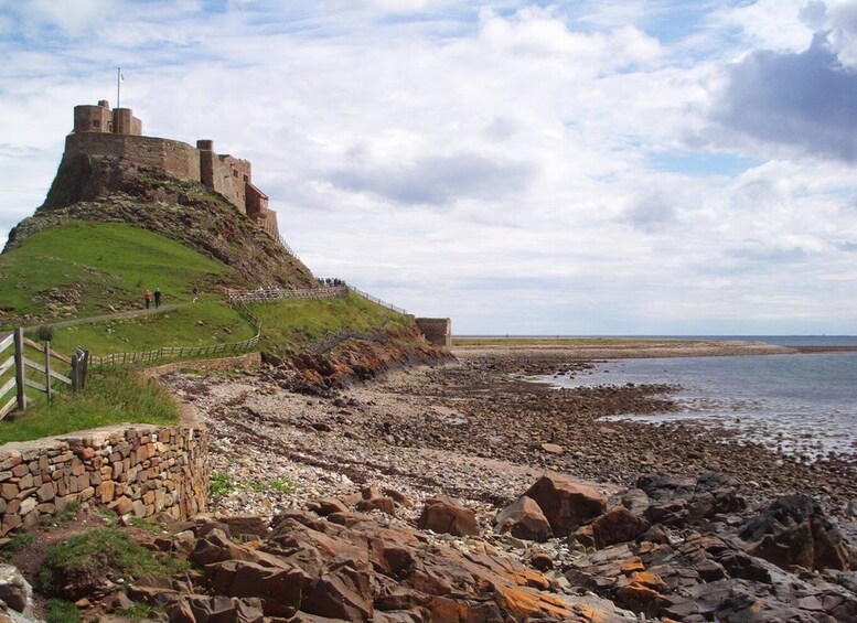 From Edinburg: Viking Coast & Alnwick Castle Day Tour