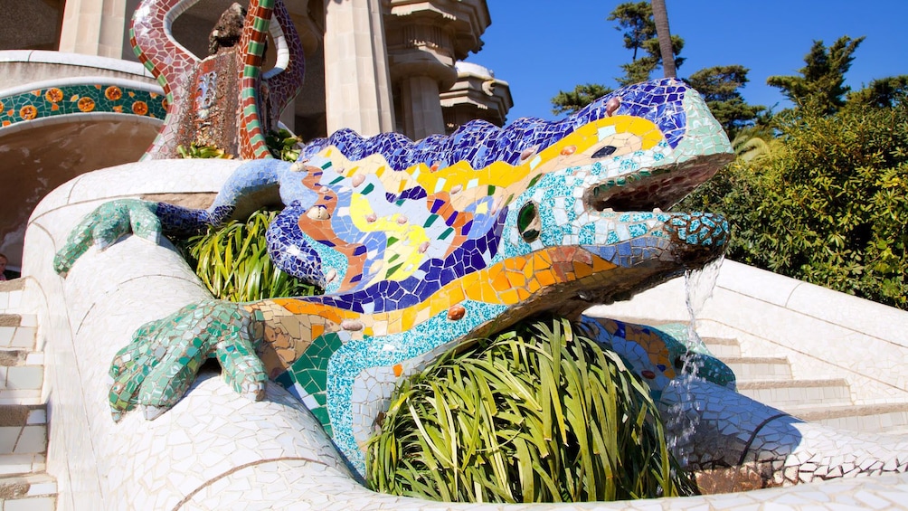 Charger l’élément 4 sur 10. Lizard sculpture in Barcelona