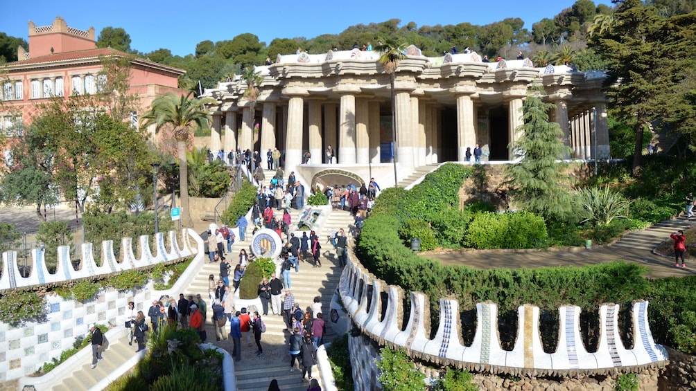 Charger l’élément 5 sur 10. Tourists walking up steps to columned building in Barcelona